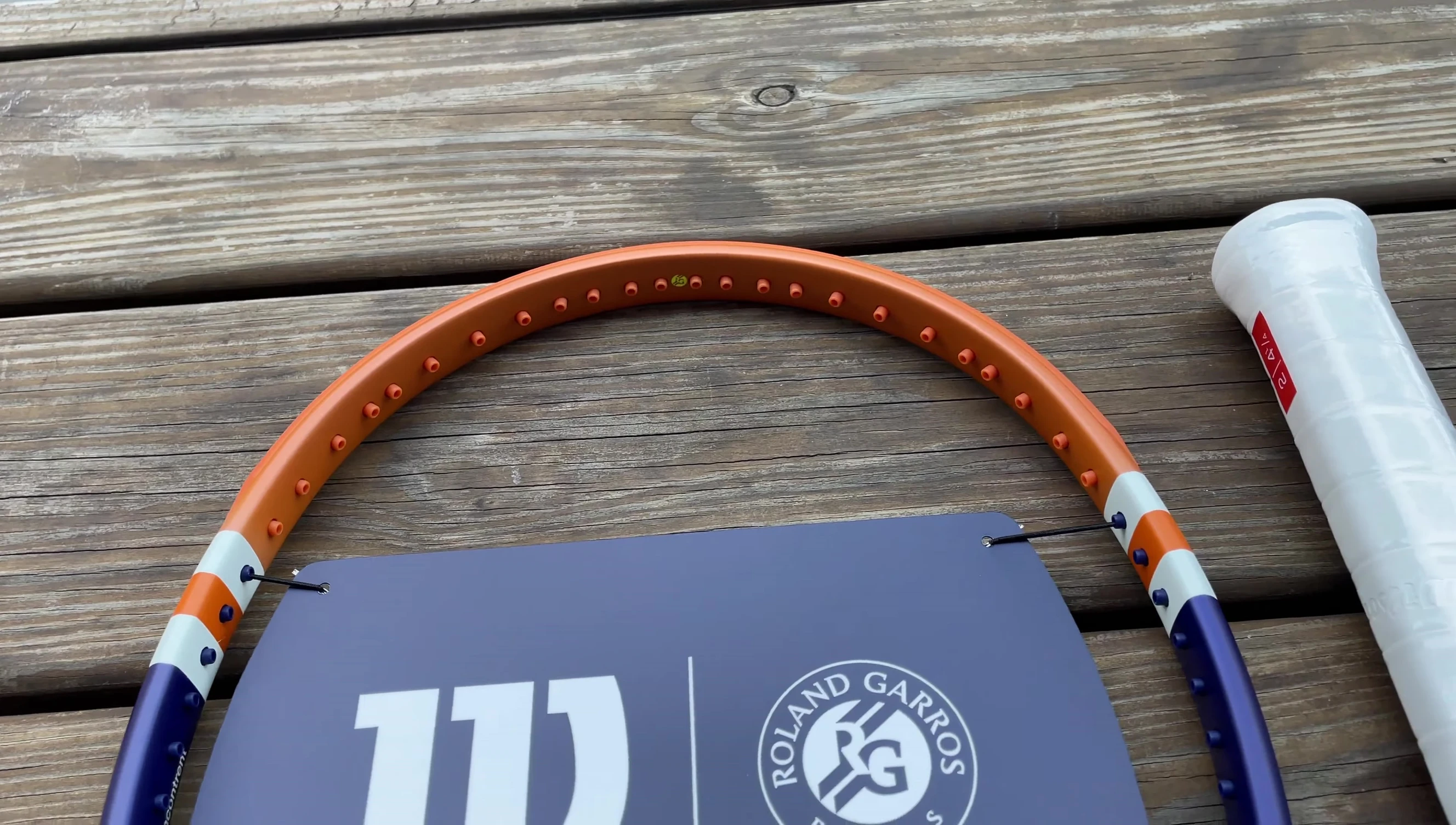 The racket specifications are highlighted, emphasizing the 98 square inch head size and 16x19 string pattern.