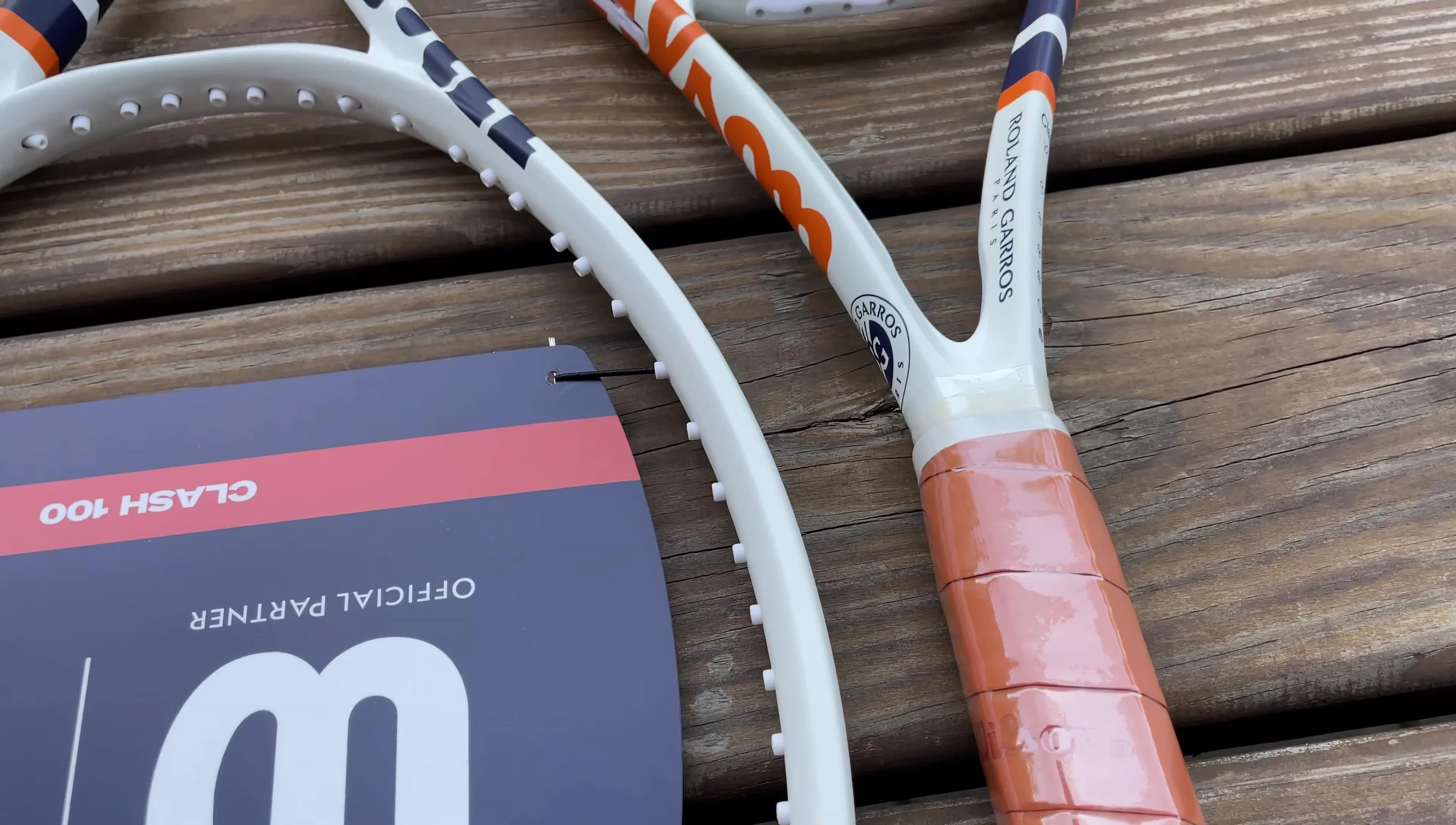 Side-by-side comparison of the Wilson Clash 100 and Clash 100L rackets, highlighting their similar cosmetics.