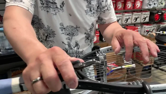 Tie off the mains using a two half-hitch knot.