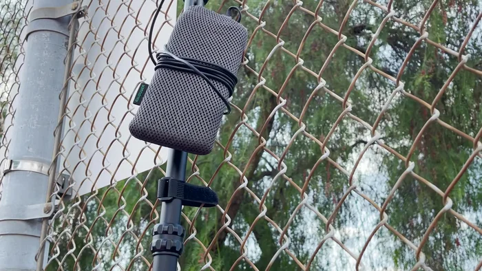 Mount the GoPro Hero 7 Black (without battery pack) to the extension rods.