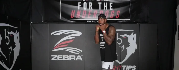 Hold the tennis ball in your dominant hand.