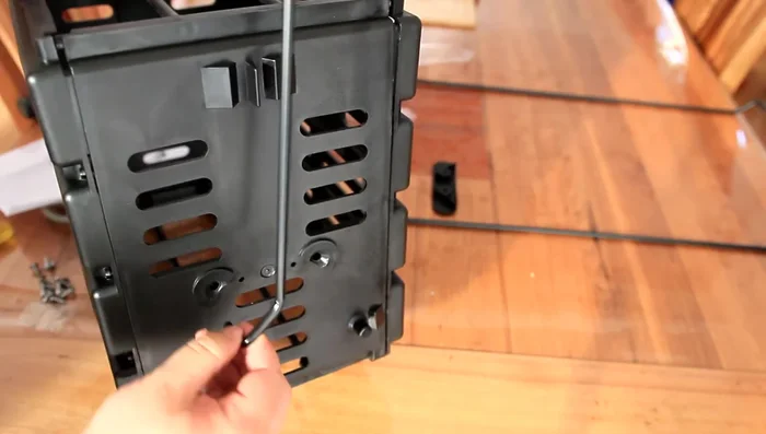 Secure all panels with screws and tighten.