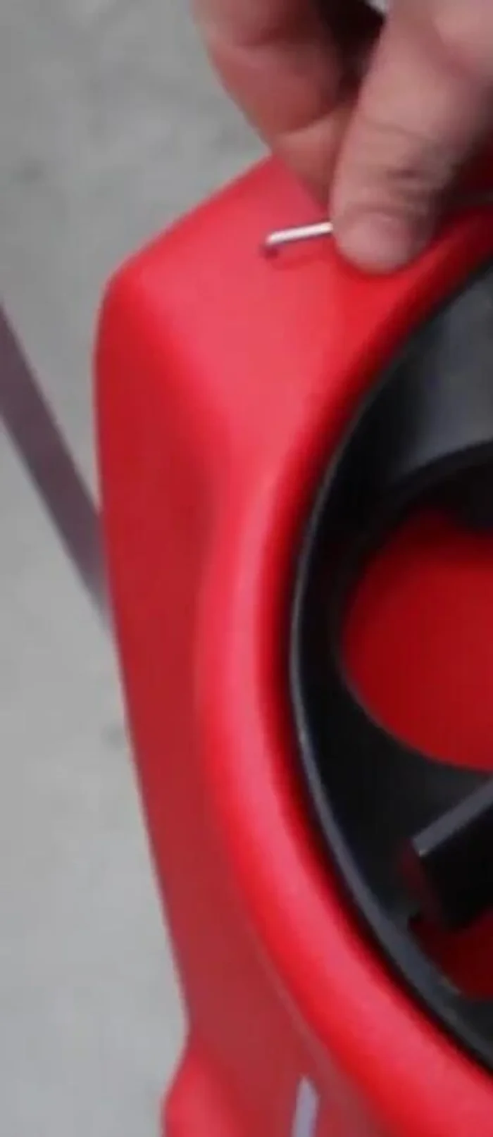 Remove the wire deflectors by hand or with pliers.