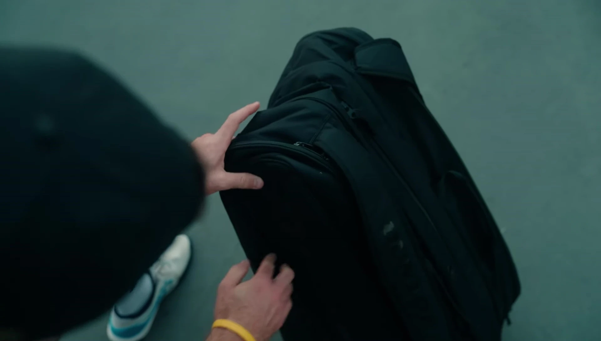 Full view of the Dunlop Team 12 bag, highlighting its all-black design