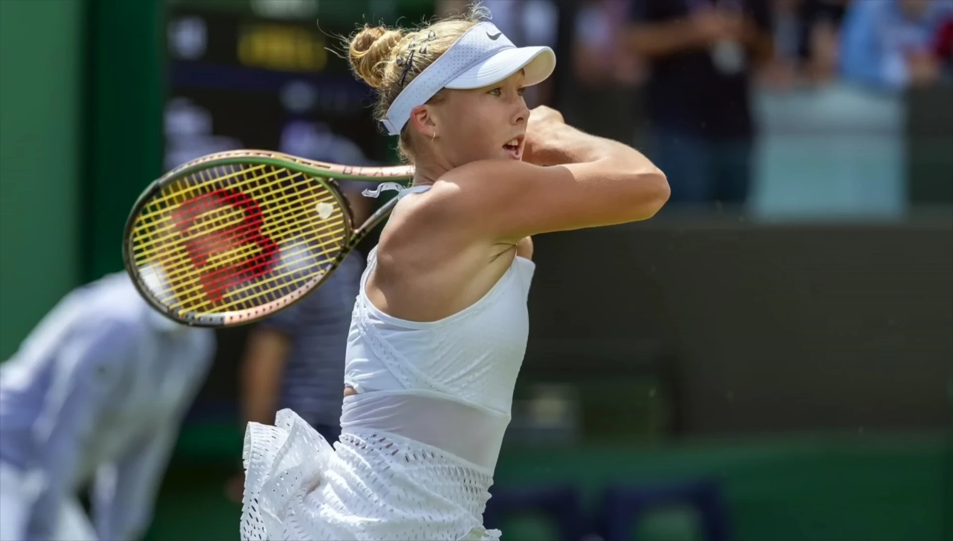 Discussion about the popularity of the Wilson Blade racquet on the WTA tour.