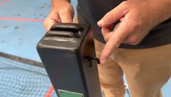 Guide the cable through the little guide on the neck hook side.