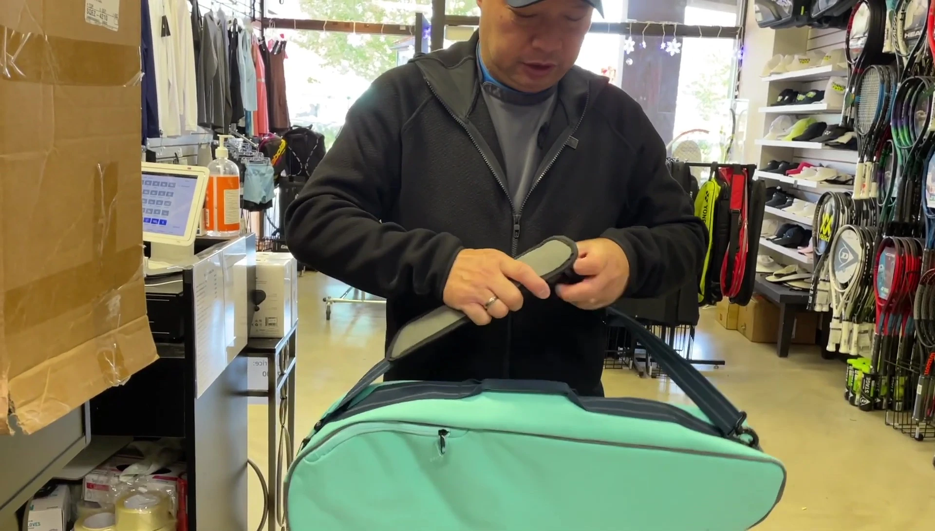 Close-up of the Geau three-pack bag in aquamarine teal.