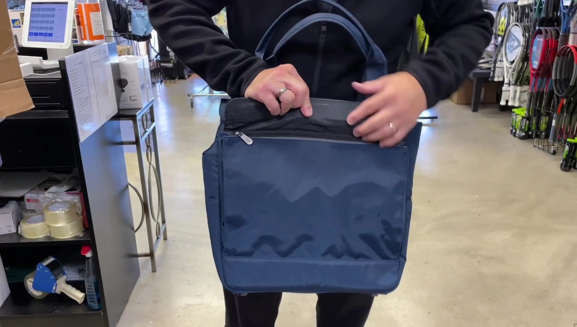 Exterior view of the Geau tote bag.