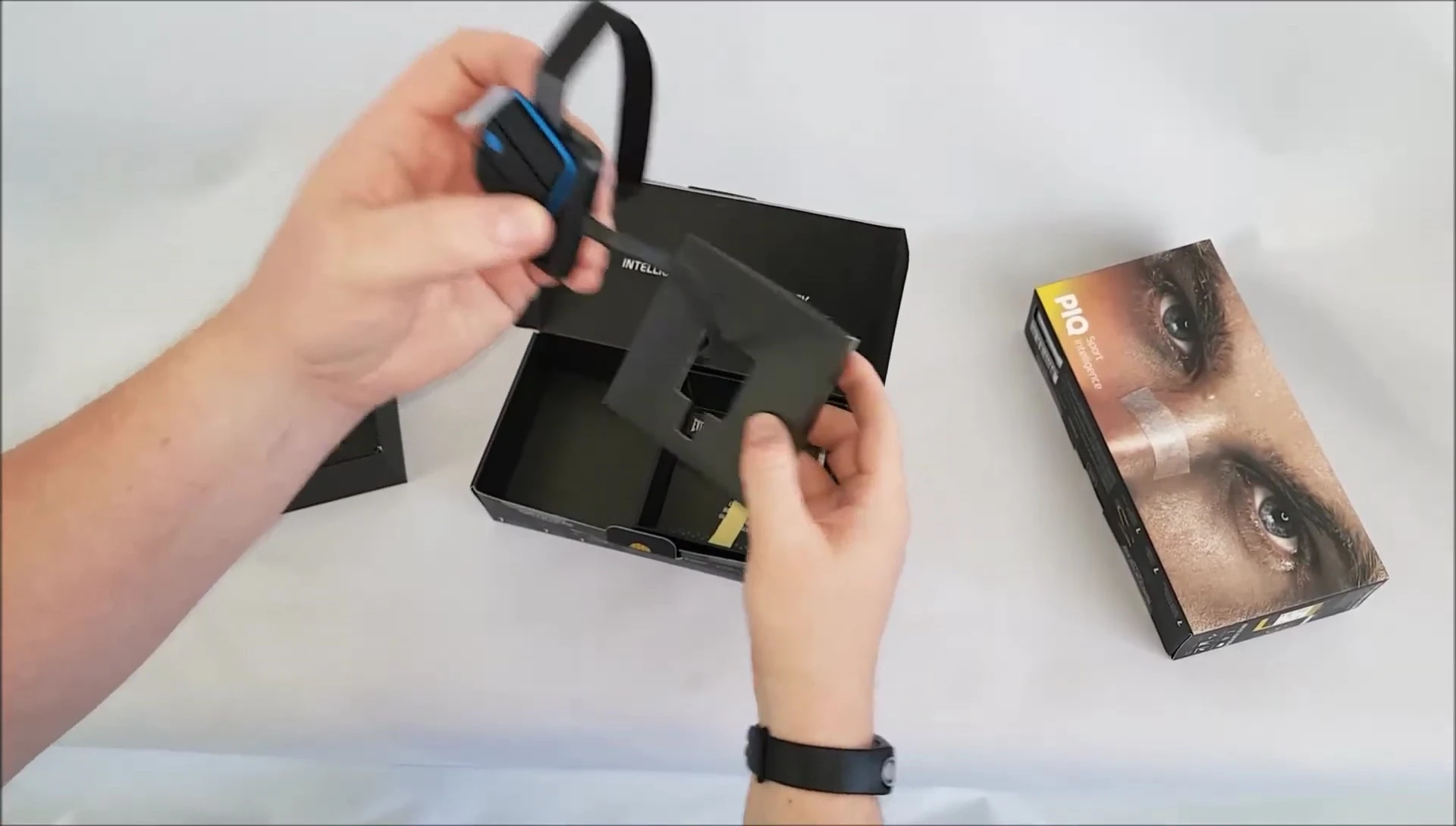 The Everlast PIQ sensor unit and charging unit.