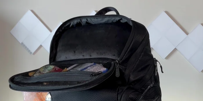 Organize items in the crush-resistant, fleece-lined top pocket (phone, AirTag, etc.).